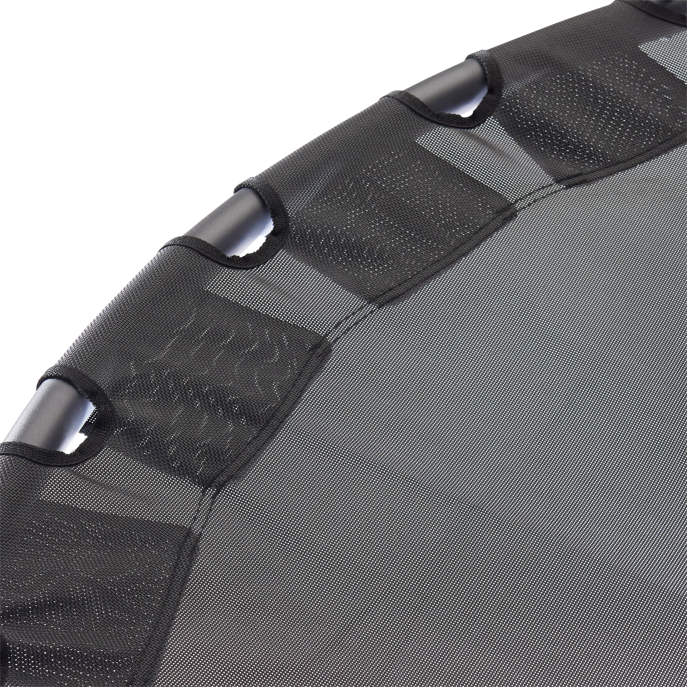 Spanngewebe (P) schwarz für Luxusschaukelbett MAREIKE Nahaufnahme eines schwarzen Trampolinnetzes mit Metallrahmen.