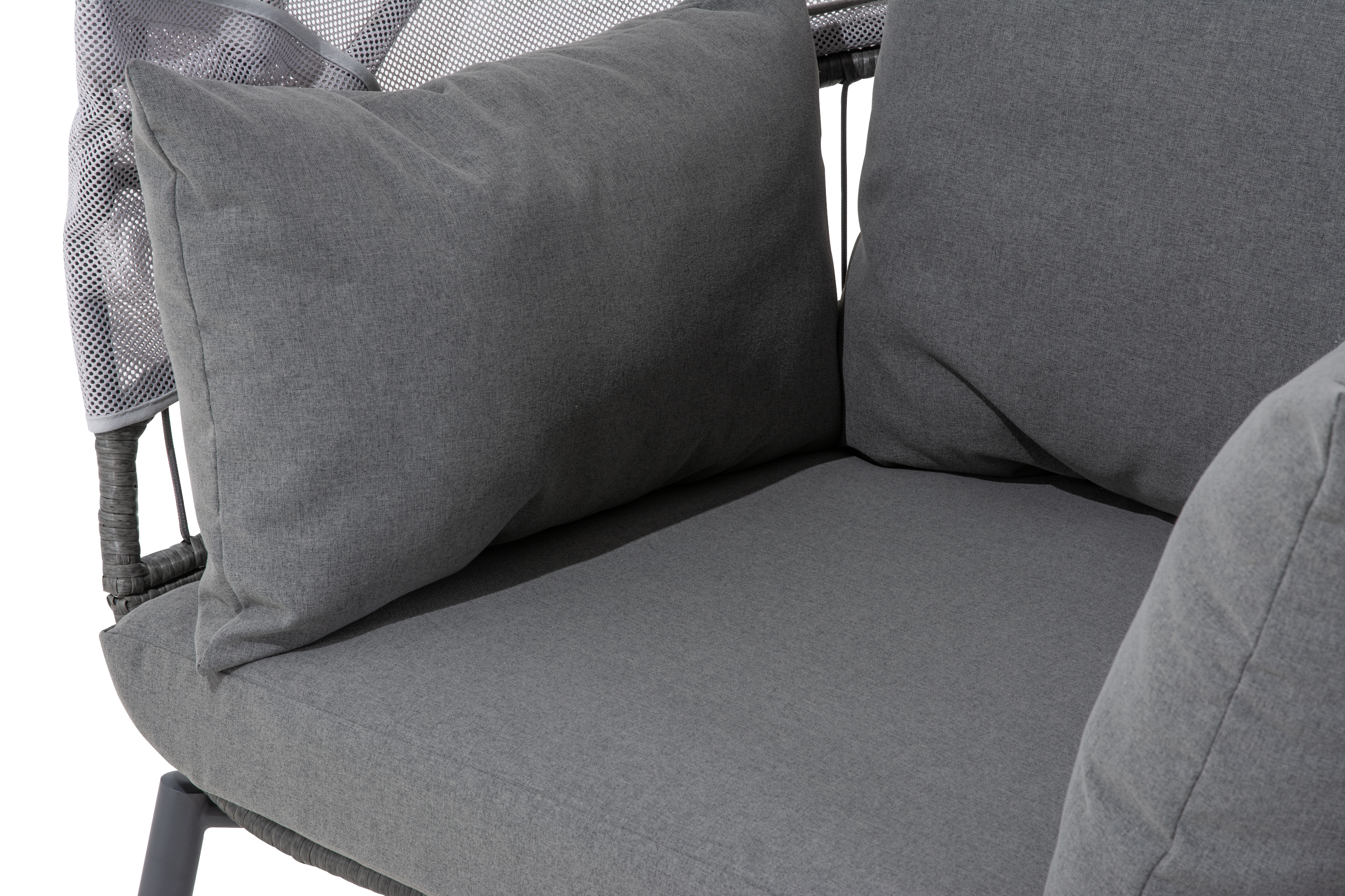 Graues Sofa mit Kissen, seitliche Nahaufnahme