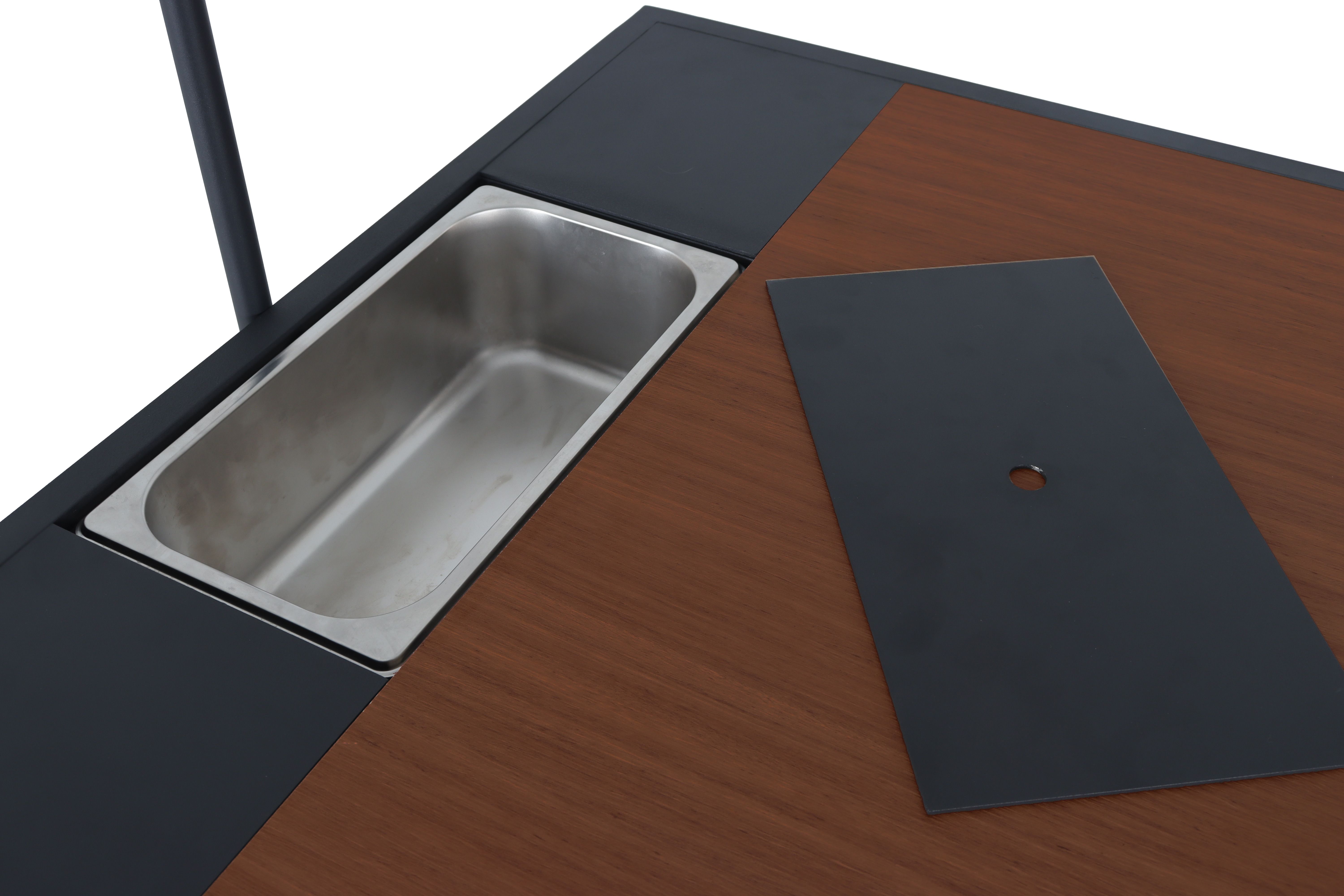 Arbeitsplatte mit eingelassener Edelstahlwanne und abnehmbarer schwarzer Abdeckung.