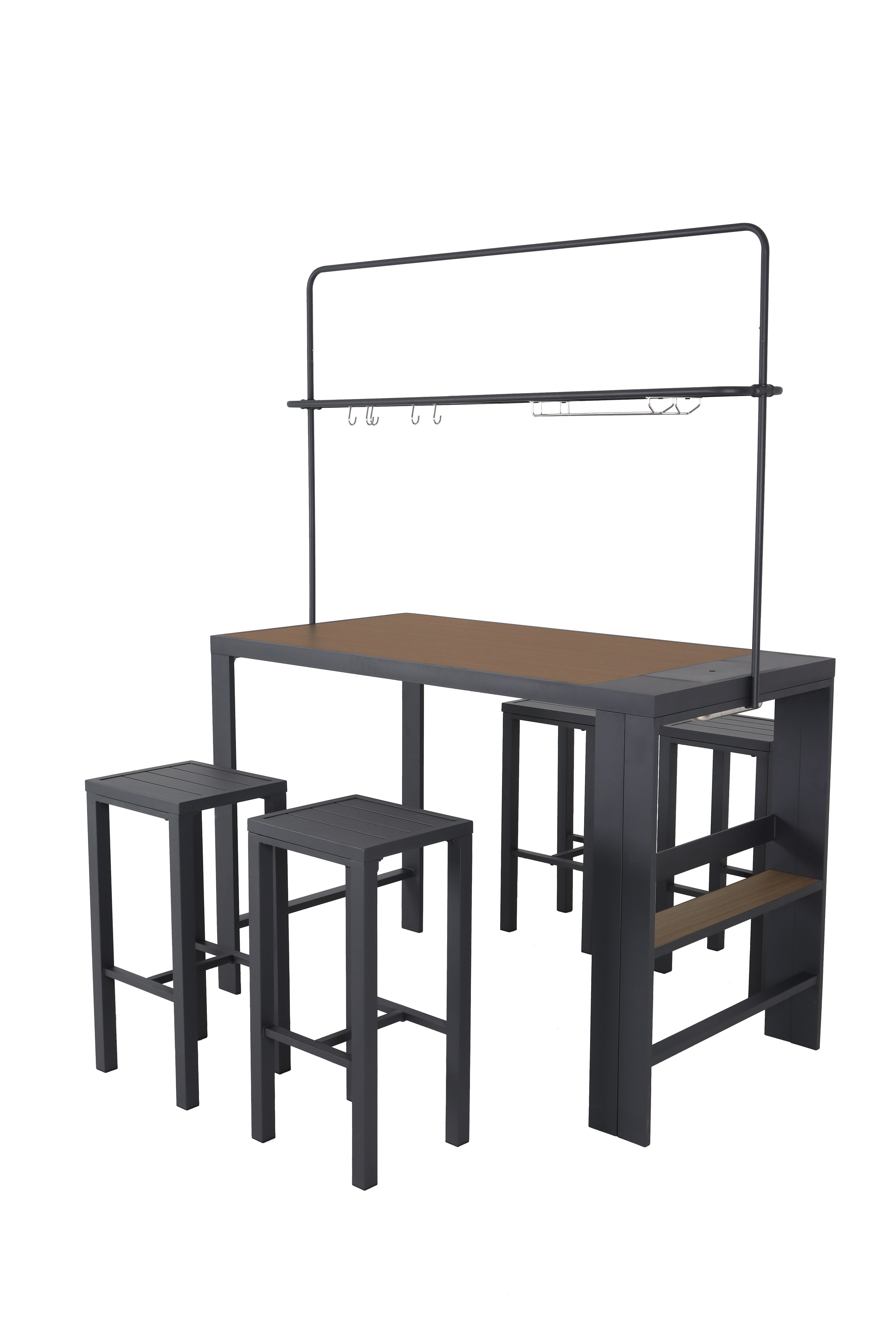 Hochstehtisch mit drei Hockern aus Metall, dunkle Farbe, Ablagefläche oben mit Hakenleiste darunter.